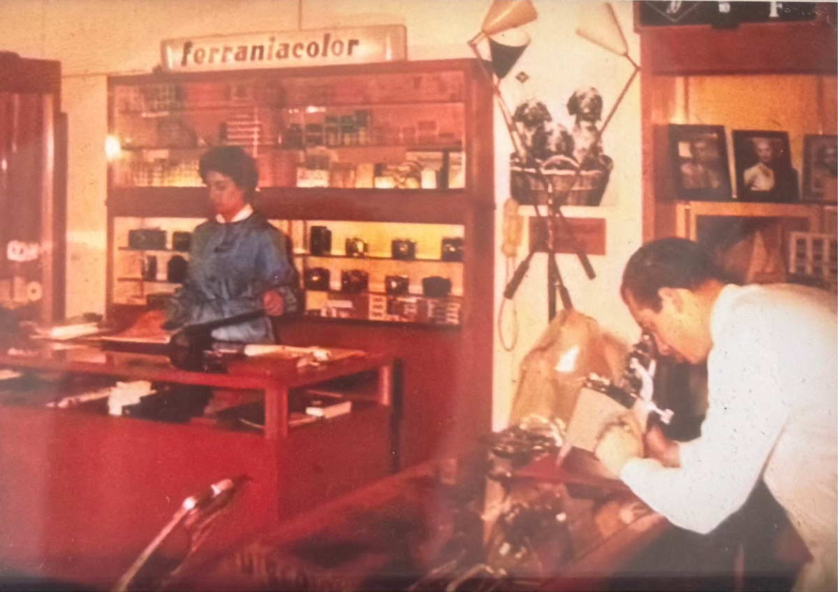Il nonno al banco nel negozio, 1960: sullo sfondo l insegna Ferraniacolor e le macchine fotografiche